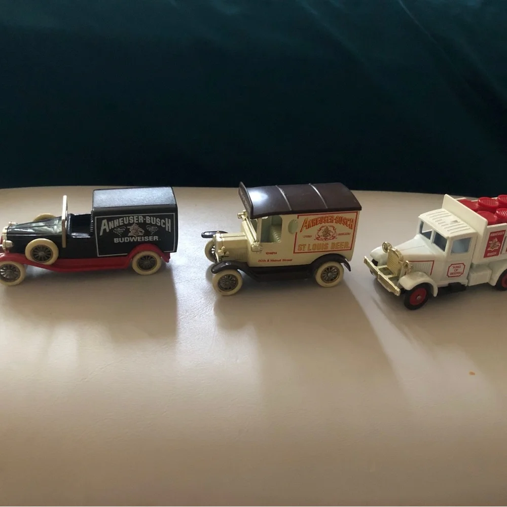 Budweiser Vintage Style Die-Cast Delivery Truck - Red & Cream 1979 Bundle 3